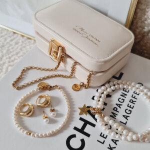 Bazinių papuošalų dėžutė su perlais